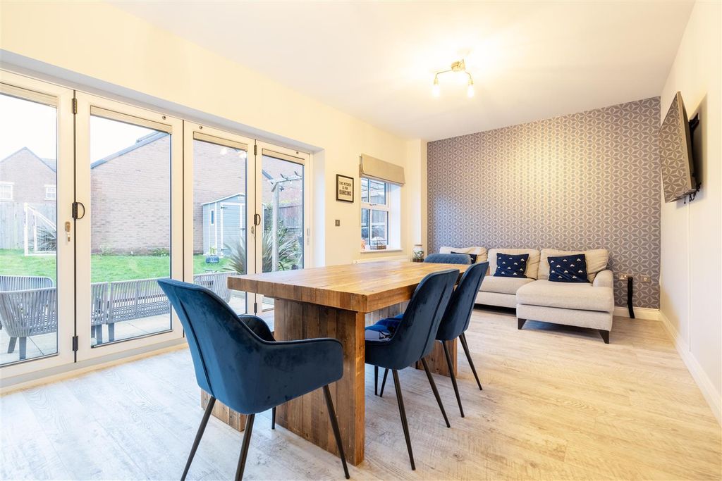 Property photo 3 of 11 Dining Area