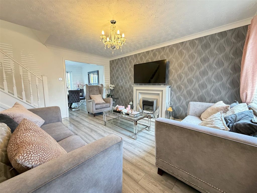 Property photo 2 of 17 Lounge