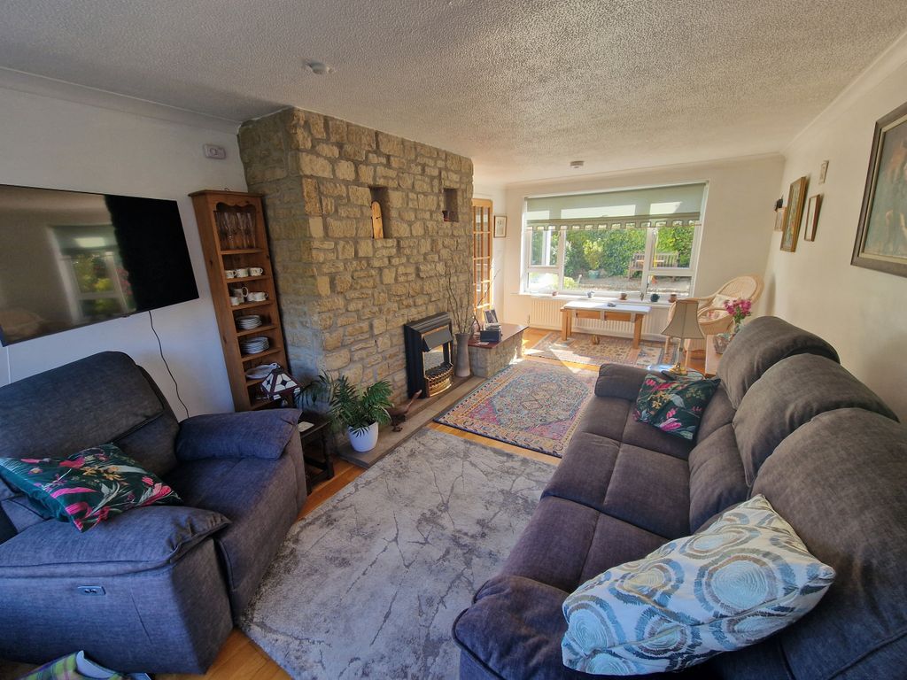 Property photo 3 of 16 Lounge 2