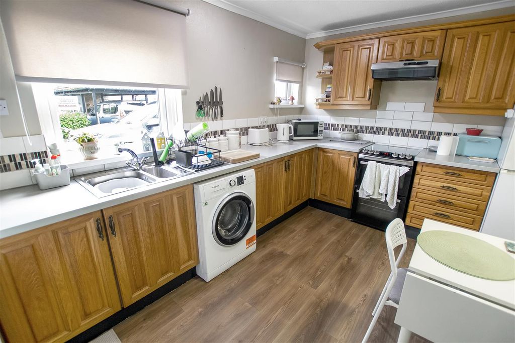 Property photo 3 of 6 Kitchen/Dining Room