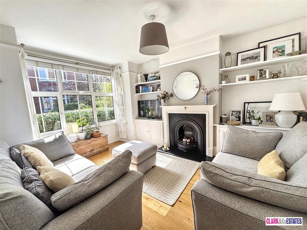 Property photo 3 of 15 Lounge