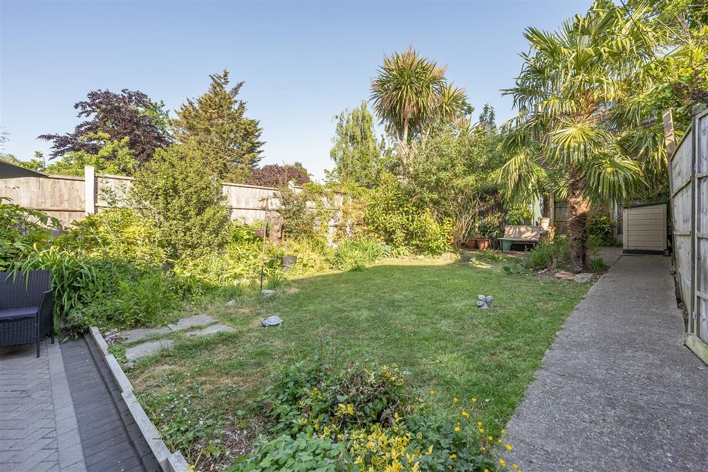 Property photo 3 of 20 Hale End Road Ig8