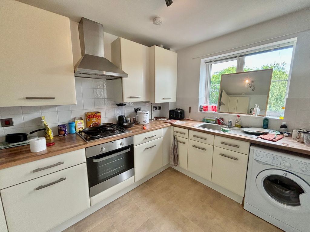 Property photo 3 of 8 Kitchen
