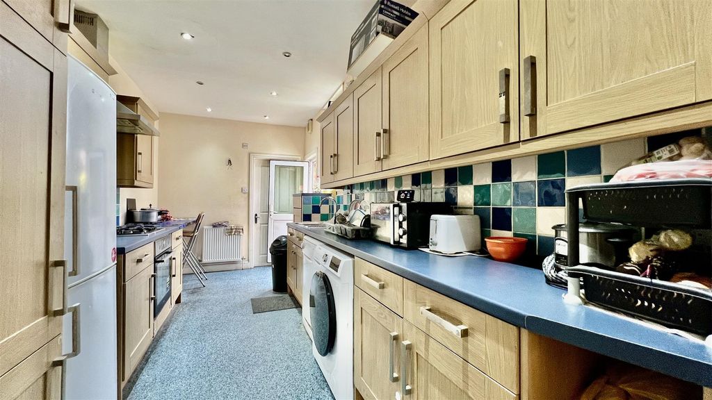 Property photo 3 of 10 Kitchen