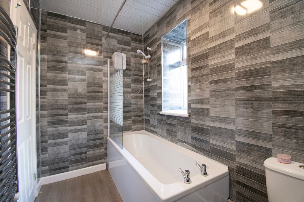 Property photo 3 of 23 Bathroom