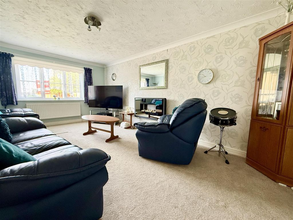 Property photo 2 of 19 Lounge