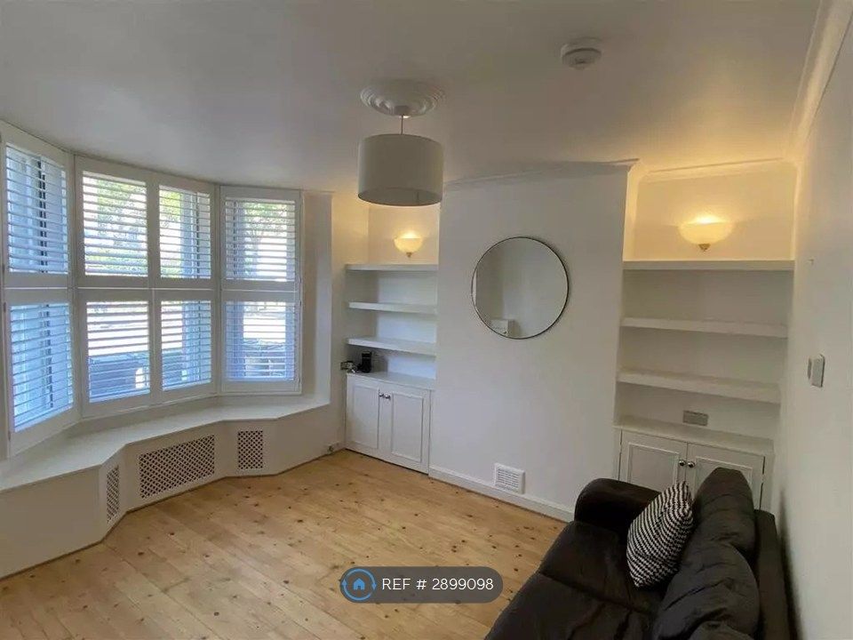Property photo 1 of 7 Living Room