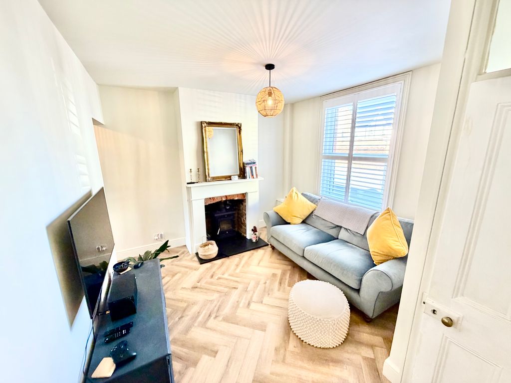 Property photo 2 of 19 Lounge