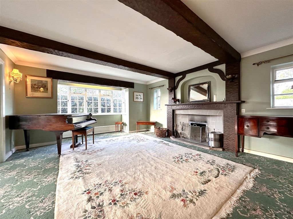 Property photo 2 of 27 Bay-Fronted Living Room 671