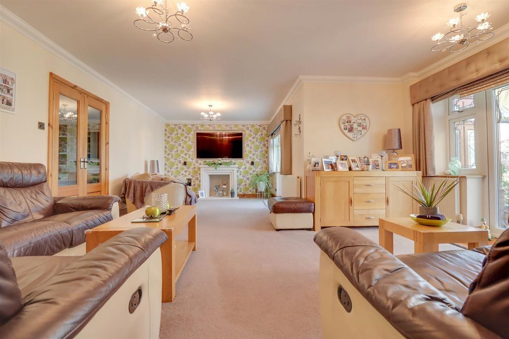 Property photo 3 of 24 71 Athelstan Gardens-19.Jpg