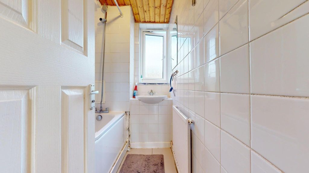 Property photo 3 of 11 Bathroom