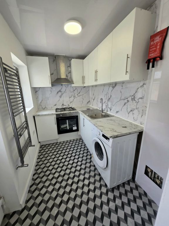 Property photo 1 of 8 New Modern Ground Floor 2 Bedroom Flat For Rent Ig1 (Elizabeth Line)