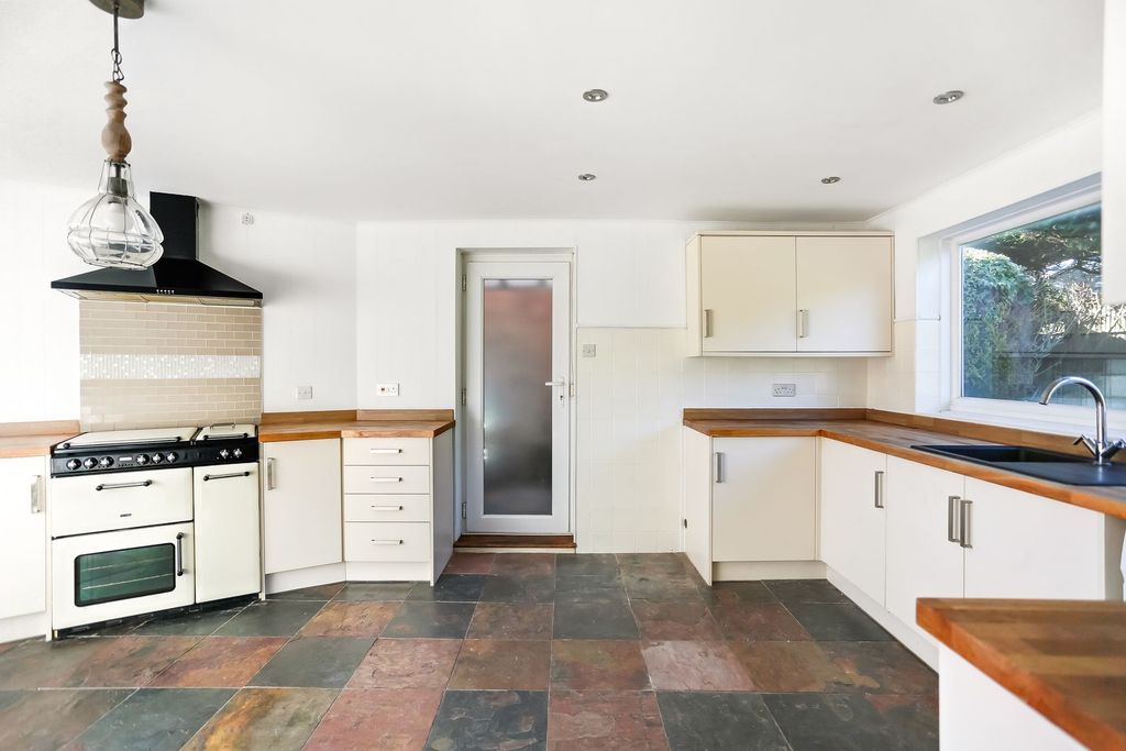 Property photo 3 of 28