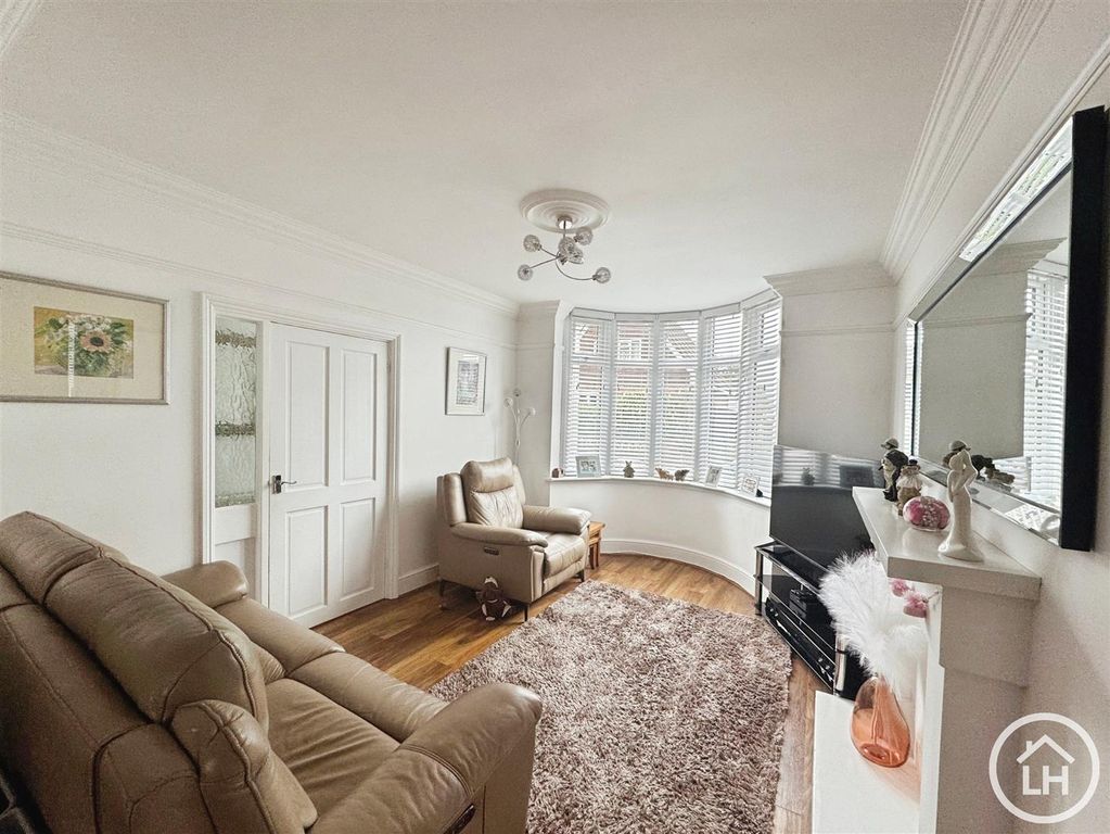 Property photo 3 of 16 Lounge