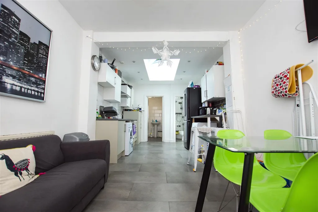 Apartment in Birmingham, Bournbrook - View 3