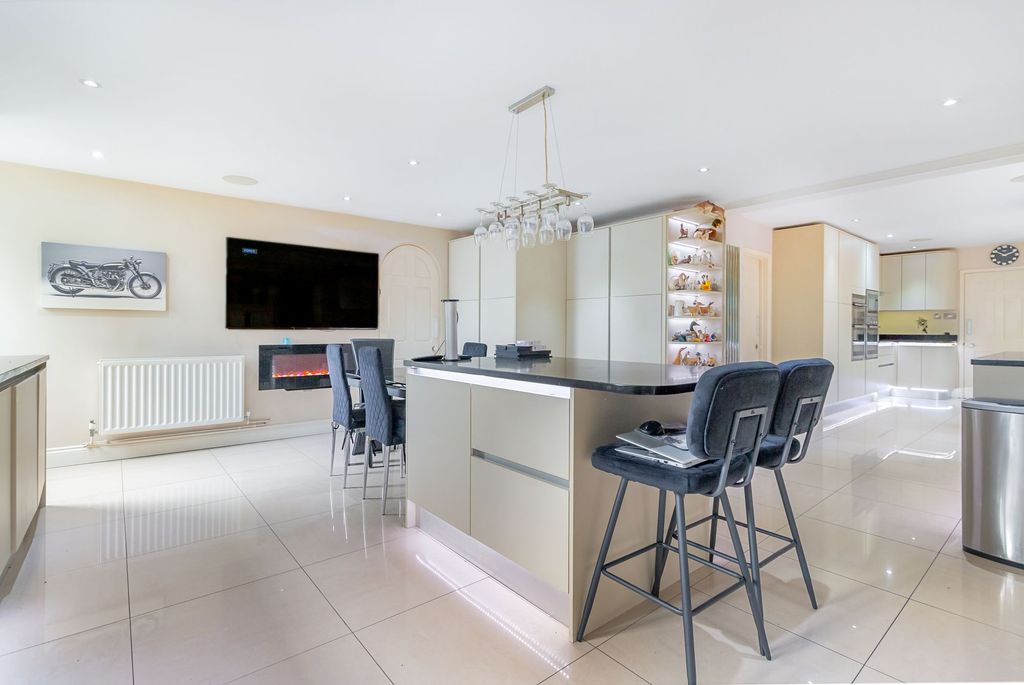 Property photo 2 of 42