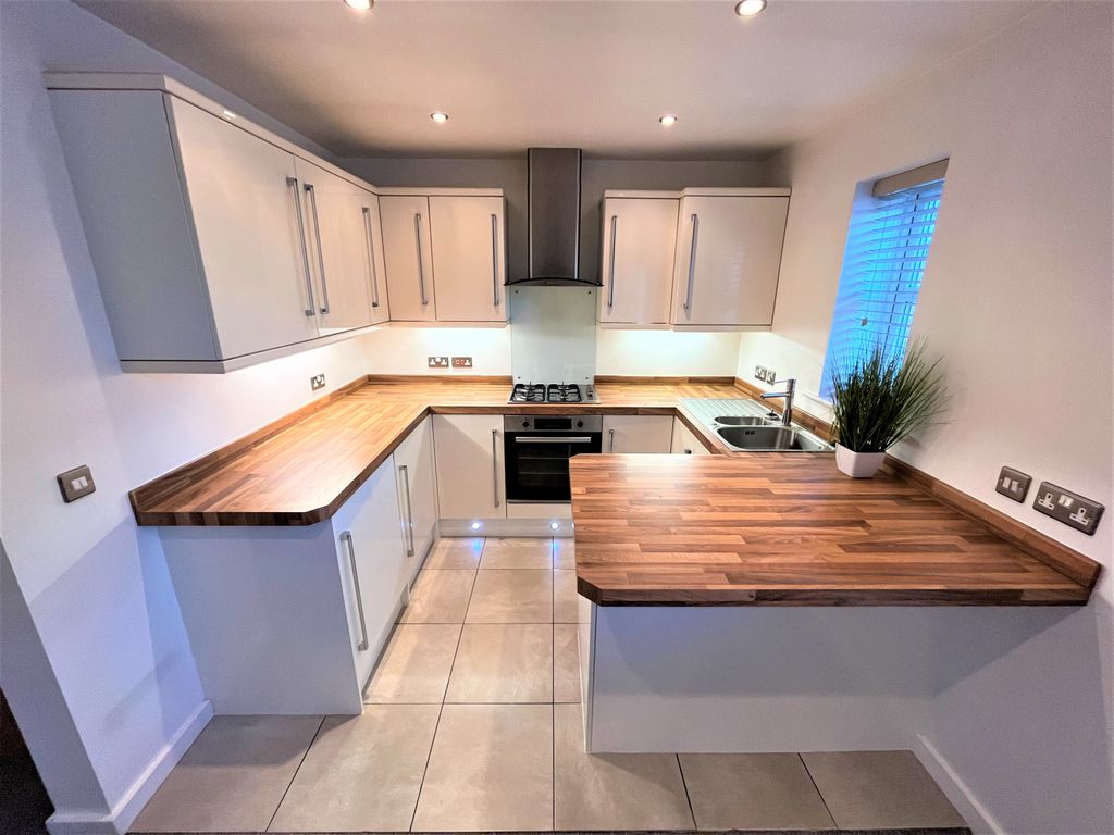 Property photo 2 of 10 Kitchen