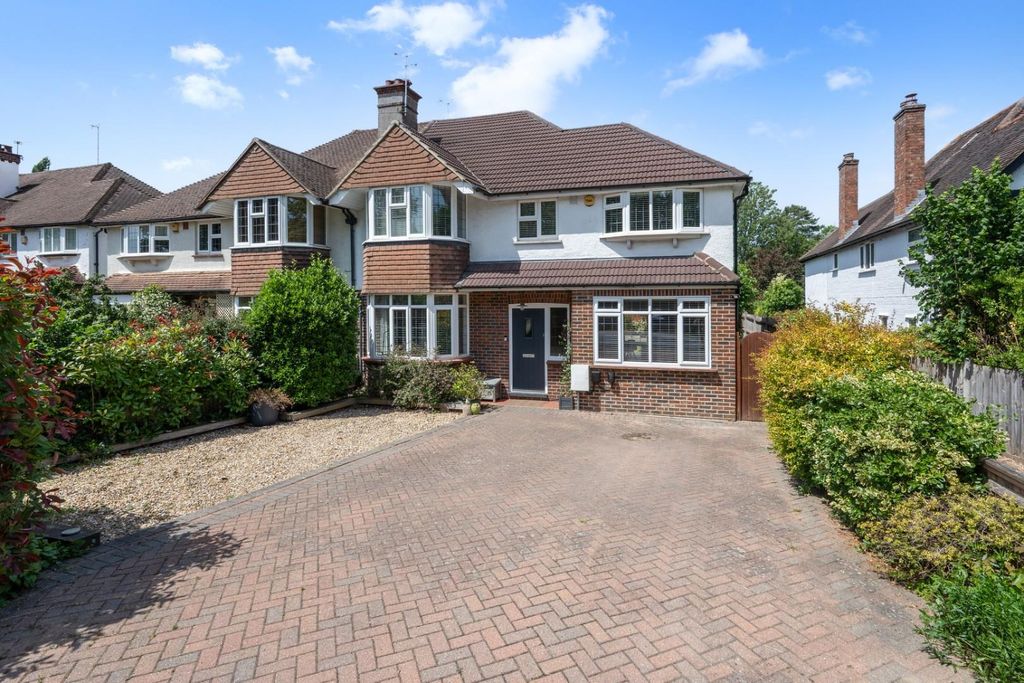 Property photo 1 of 21 Woodcote Green Road