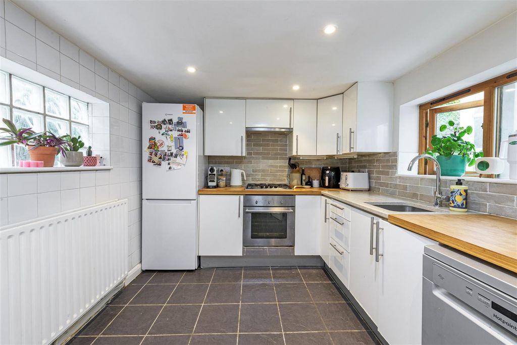 Property photo 3 of 7 16A Haldon Rd Kit.Jpg