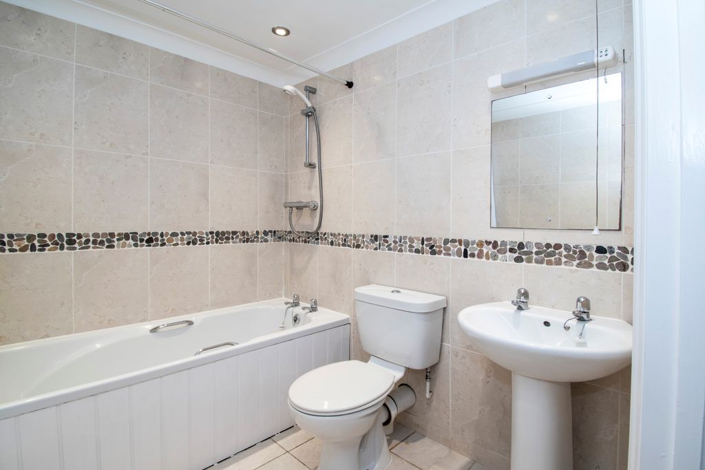 Property photo 3 of 10 Bathroom
