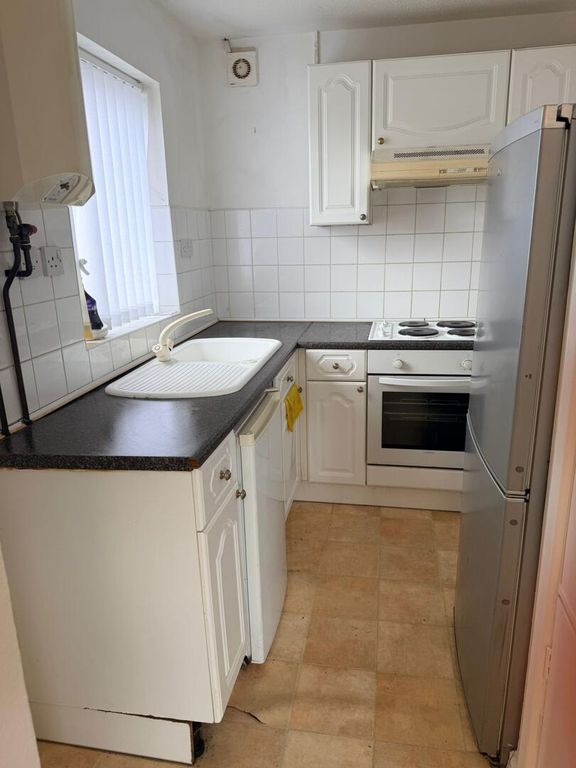 Property photo 3 of 10 Kitchen