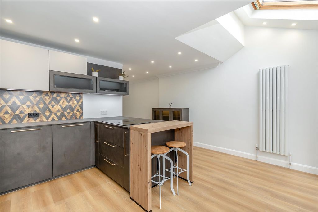 Property photo 2 of 17 8679990-Interior02.Jpg