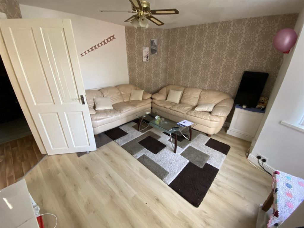 Property photo 3 of 11 Farcroft Road