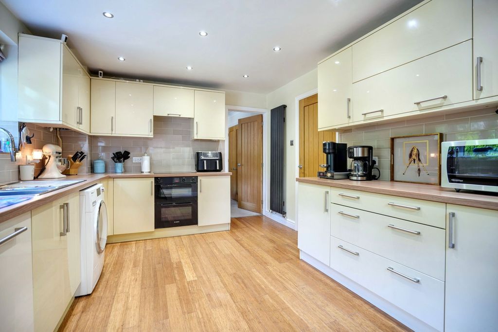 Property photo 1 of 28