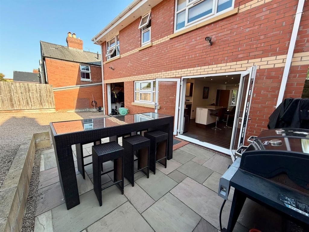 Property photo 3 of 27