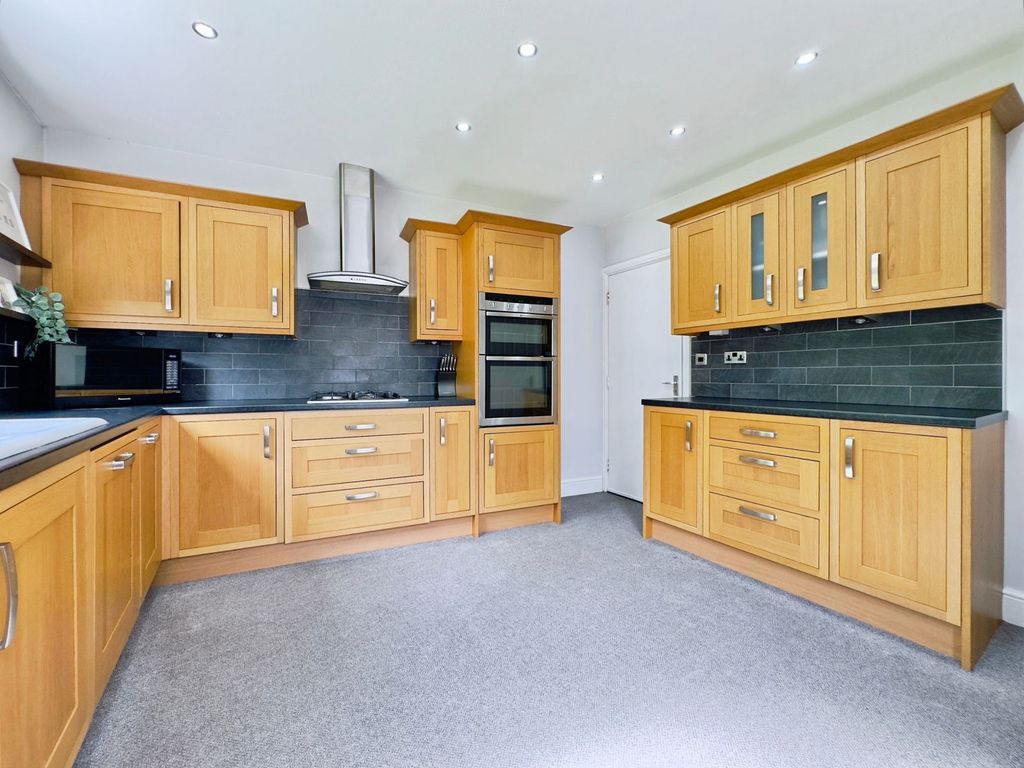 Property photo 3 of 40
