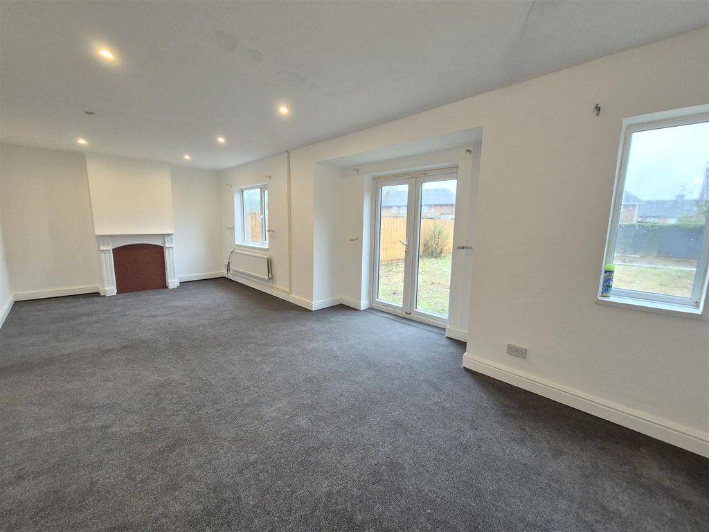 Property photo 3 of 12 Lounge