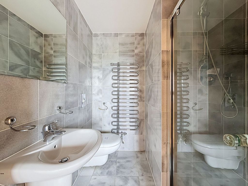 Property photo 3 of 21 En-Suite Shower Room
