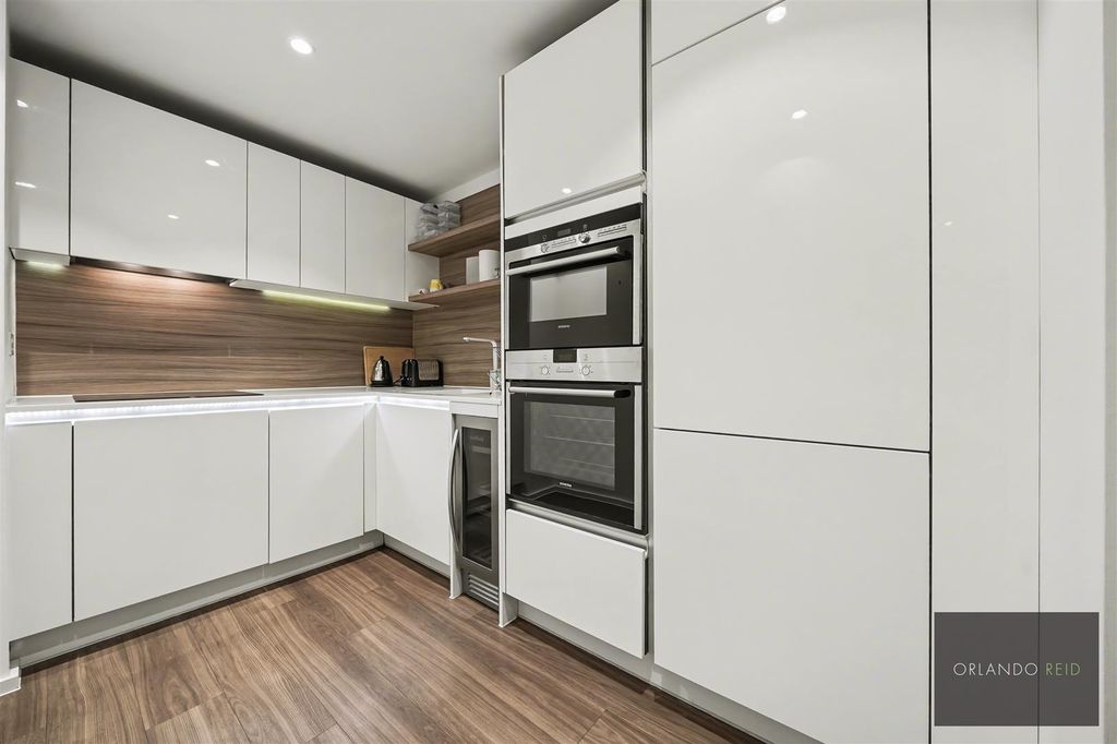 Property photo 2 of 13 Flat 69, 10 Aurora Apartments Sw18 4Fw-12.Jpg