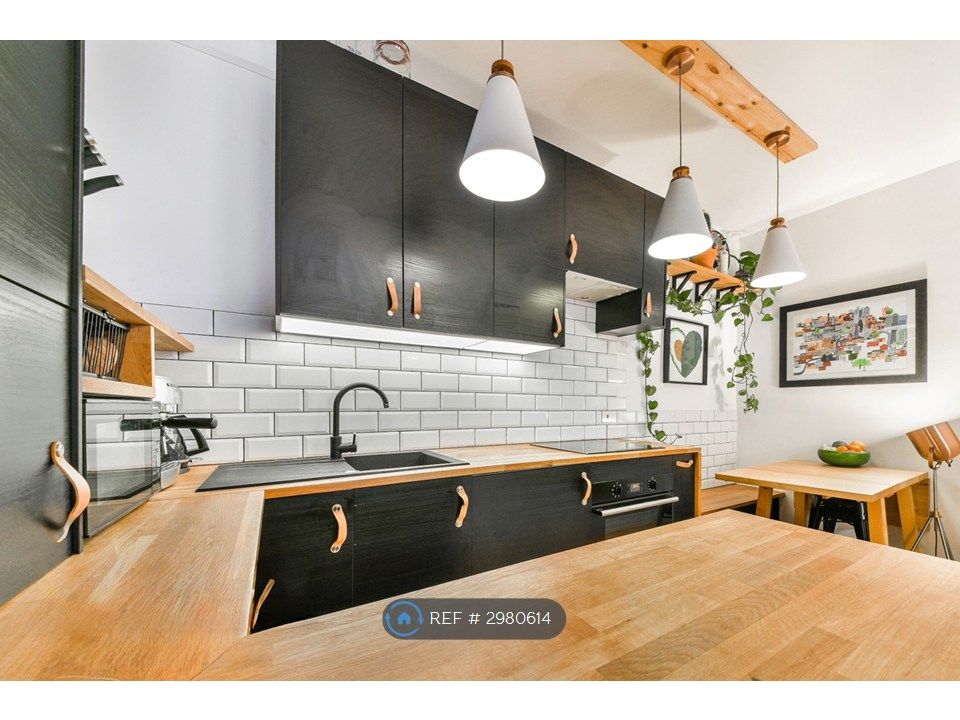 Property photo 3 of 11 Kitchen