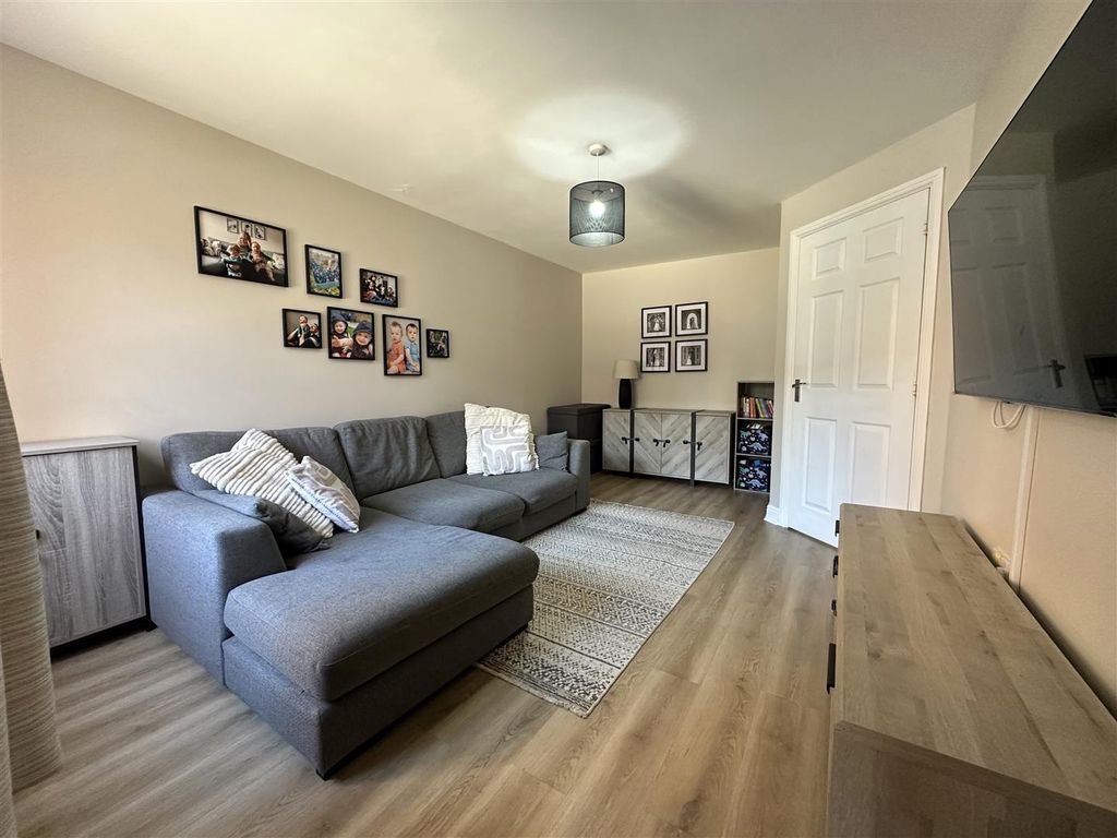 Property photo 3 of 19 Lounge