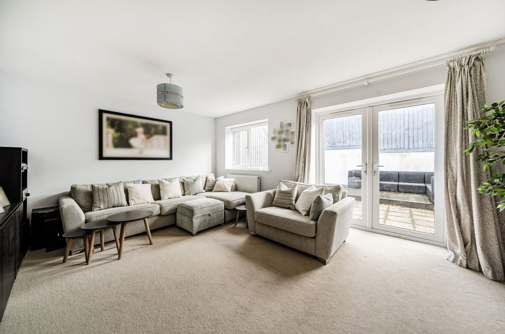 Property photo 2 of 20 Living Room