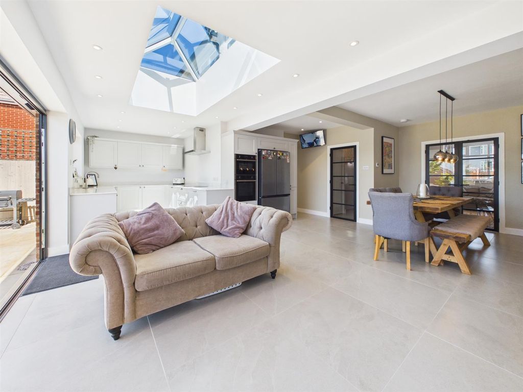 Property photo 2 of 22 Cam05510G0-Pr0203-Still021.Jpg