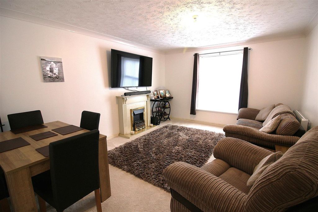 Property photo 2 of 13 Lounge