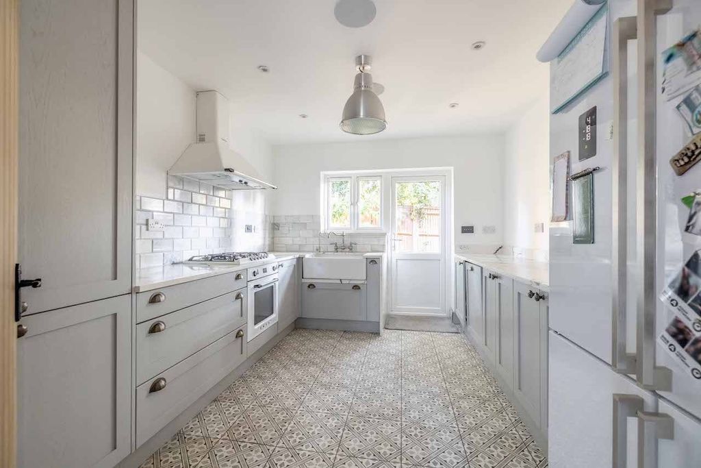 Property photo 2 of 20