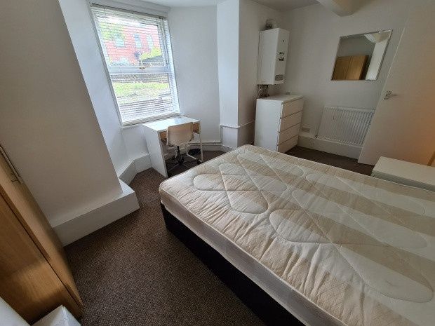 Property photo 2 of 15 Bright, Neutrally Decorated Double Bedroom With A ...