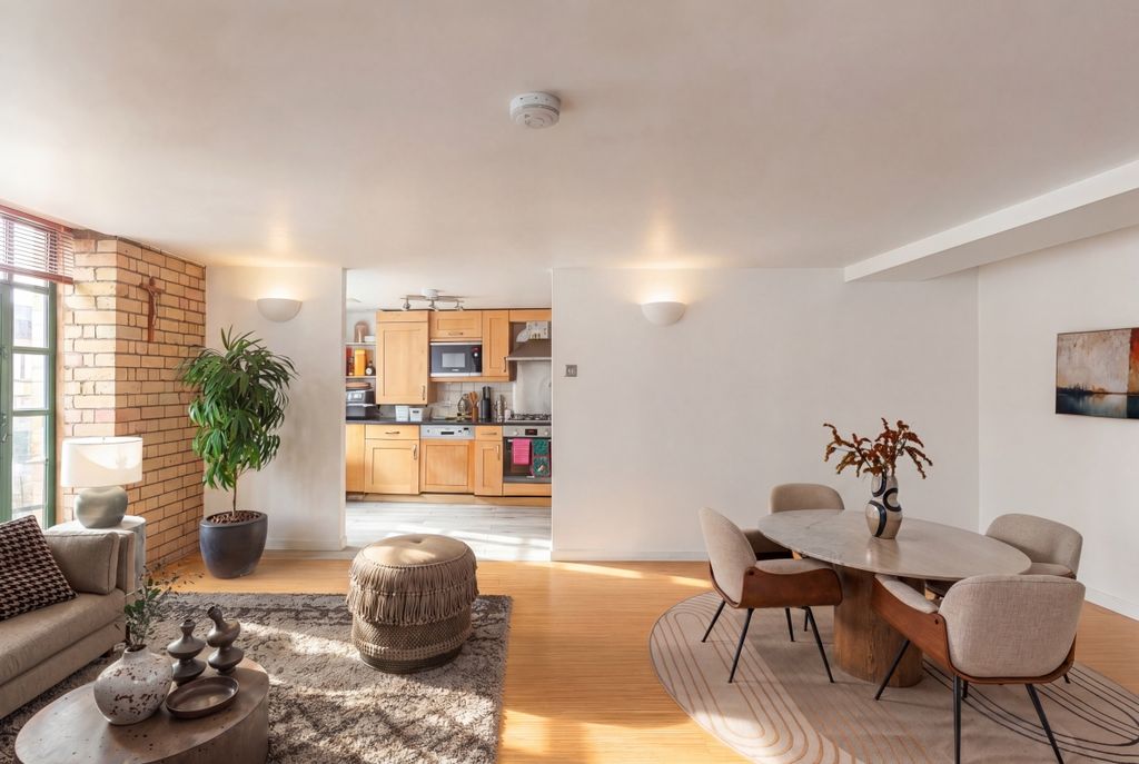 Property photo 2 of 13 Property_3Baf_094...