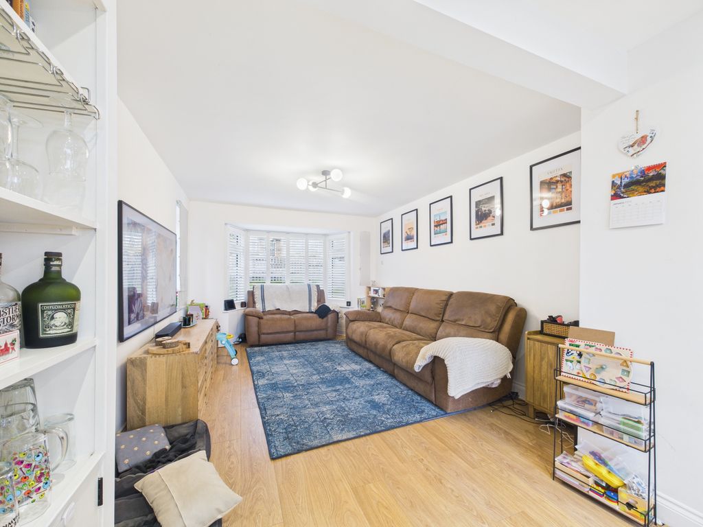 Property photo 3 of 15 Cam01354G0-Pr0638-Still013