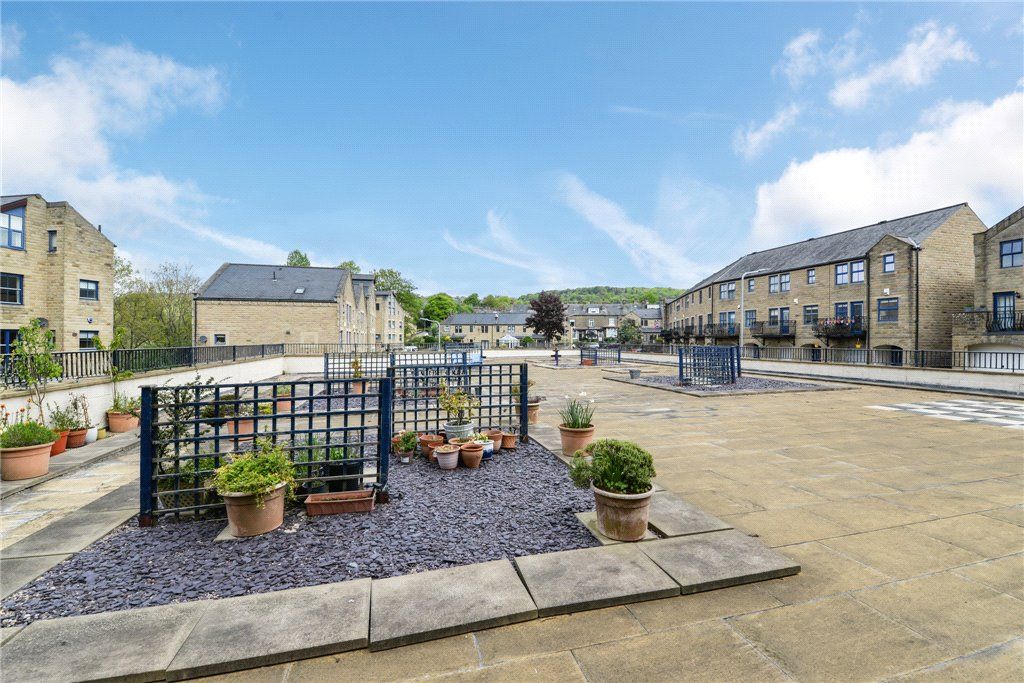 Property photo 2 of 13 Communual Gardens