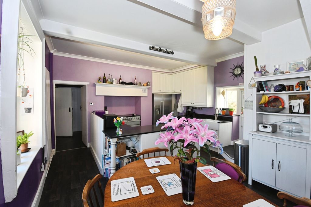 Property photo 3 of 27 Kitchen