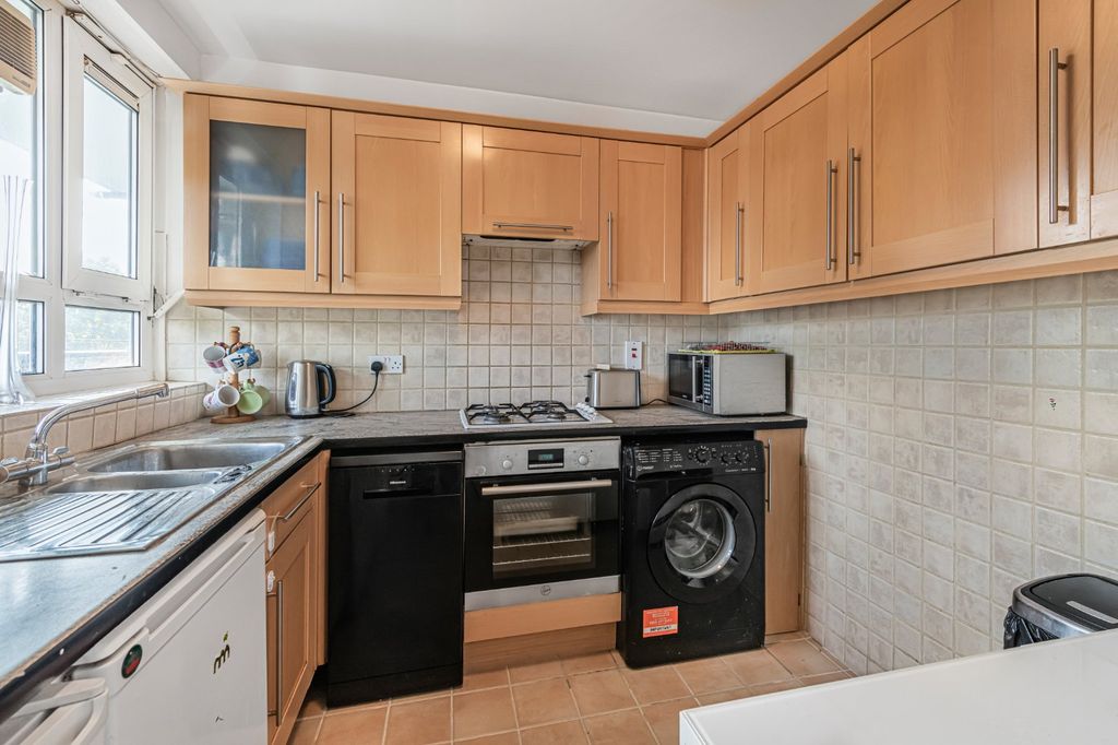 Property photo 3 of 9 Kitchen