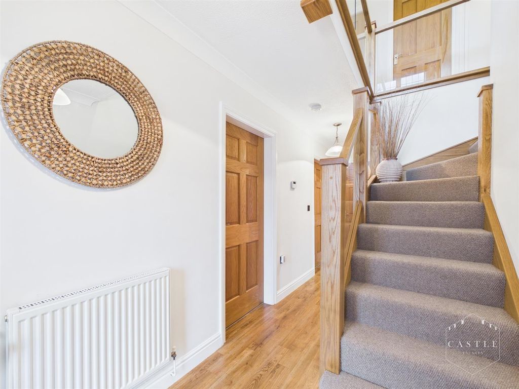 Property photo 3 of 33 Entrance Hall