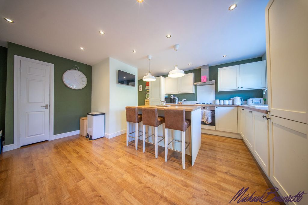 Property photo 3 of 32