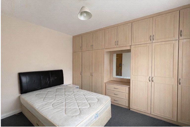 Property photo 2 of 4 Bedroom/ Lounge