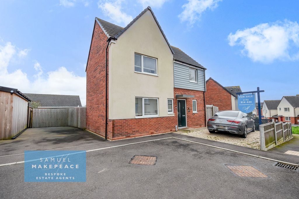 Property photo 1 of 21 Three Bedroom Detached Property On Popular Estate With Outbuilding/Home Salon