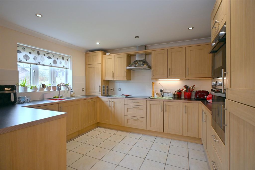 Property photo 3 of 20 Kitchen Area